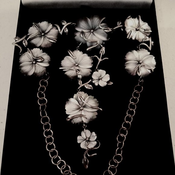 🎁FREE GIFT INCLUDED 🎁 NEW Mother of Pearl Necklace Flowers - Picture 9 of 10